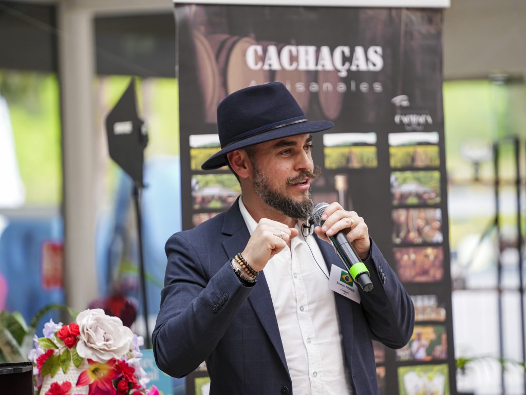 Cachaça = Masterclas Cachaça Everton Fioresi Monsieur Cachaça Sommelier de cachaça en France chez Casa Fioresi et maison Weber Haus au Rhum Fest Paris